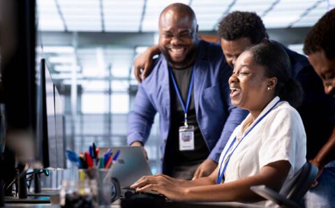 Groupe d'ingénieurs heureux