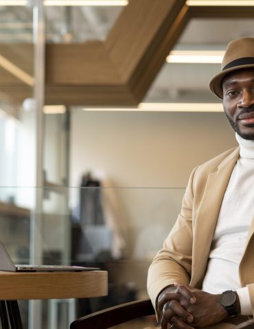 homme-afro-americain-moderne-travaillant-dans-un-cafe