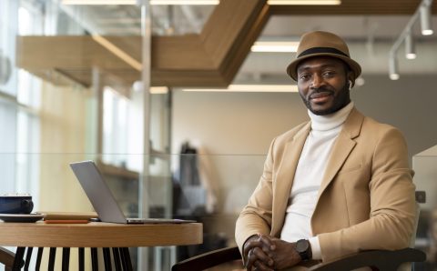homme-afro-americain-moderne-travaillant-dans-un-cafe