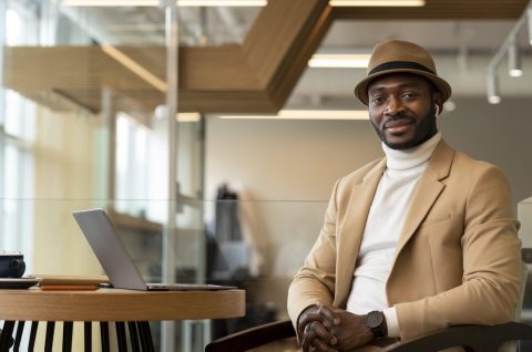 homme-afro-americain-moderne-travaillant-dans-un-cafe