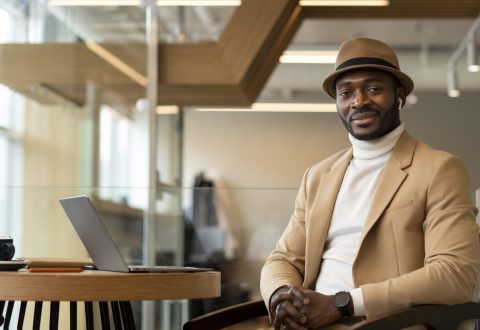 homme-afro-americain-moderne-travaillant-dans-un-cafe