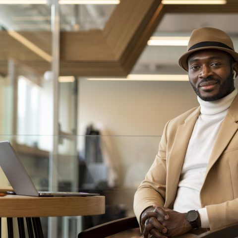 homme-afro-americain-moderne-travaillant-dans-un-cafe