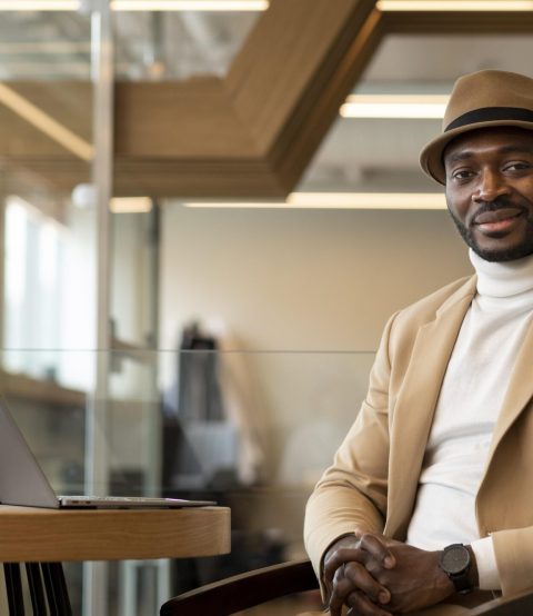 homme-afro-americain-moderne-travaillant-dans-un-cafe
