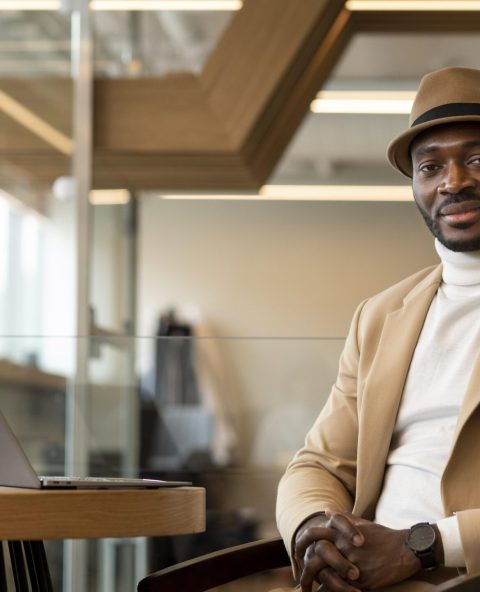 homme-afro-americain-moderne-travaillant-dans-un-cafe