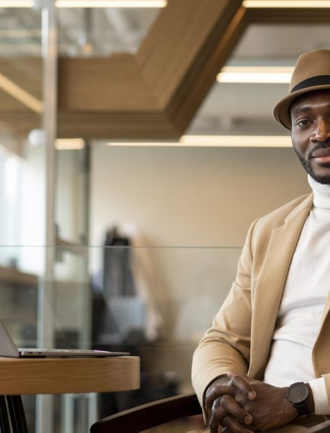 homme-afro-americain-moderne-travaillant-dans-un-cafe
