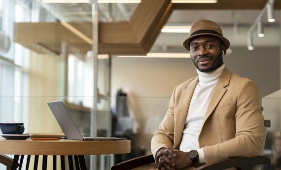 homme-afro-americain-moderne-travaillant-dans-un-cafe